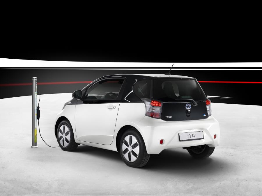  Toyota iQ EV 2012 года  (фото 4 из 7)